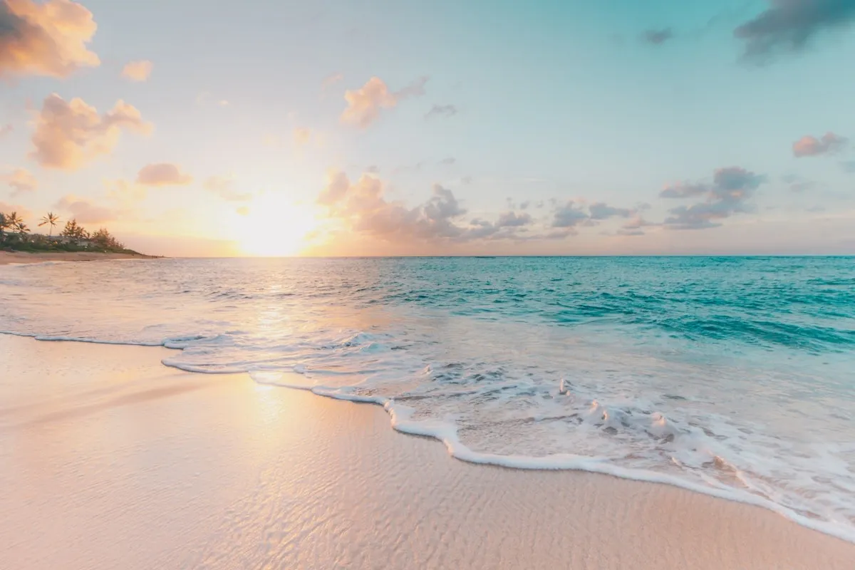 Soleil tropical sur une plage de Guadeloupe — chaleur et impact sur le corps